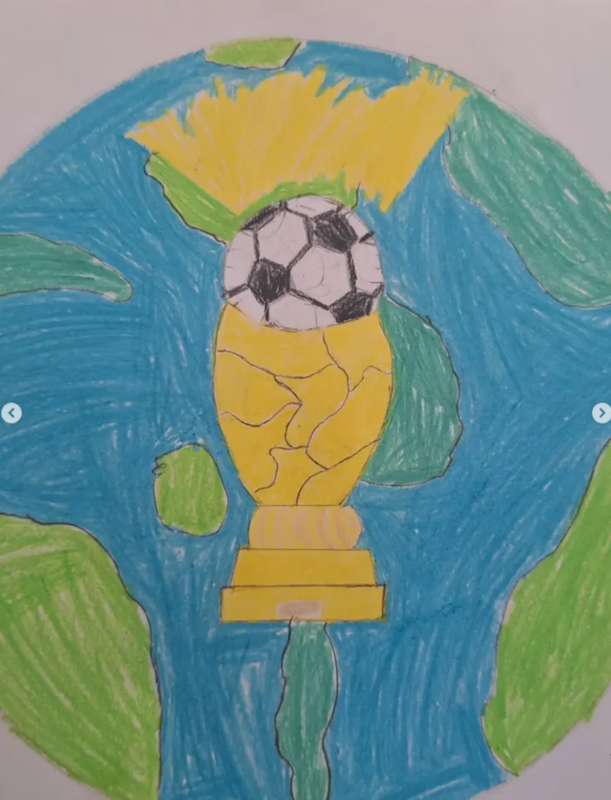 Ein handgezeichnetes Bild zeigt eine gelbe Trophäe mit einem schwarz-weißen Fußball auf der Spitze, die der FIFA-Weltmeisterschaftstrophäe ähnelt. Der Hintergrund ist so gefärbt, dass er wie die Erde aussieht, mit blauen Ozeanen und grünen Kontinenten. Die Zeichnung ist schwarz umrandet.