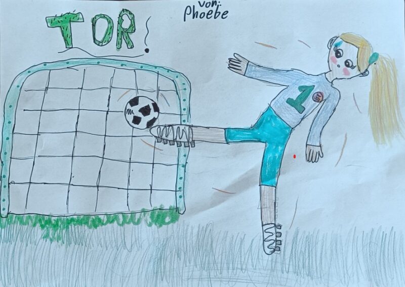 Eine Kinderzeichnung zeigt ein Mädchen mit blondem Pferdeschwanz, das ein blaues Trikot mit der Nummer 1 trägt und einen Fußball in ein Tor schießt. Über dem Tor steht in grüner Schrift "TOR!" und "von: Phoebe" steht am oberen Rand. Die Szene findet auf einer Wiese statt.