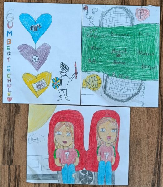 Vier farbenfrohe Kinderzeichnungen werden gezeigt: ein Schild, Fußballgegenstände und ein Ritter; ein grünes Fußballfeld mit Namen; und zwei Mädchen in roten Kapuzenpullis, mit der Aufschrift 7, die zusammensitzen und einen Fußball halten, mit Sprechblasen und einer Sonne im Hintergrund.