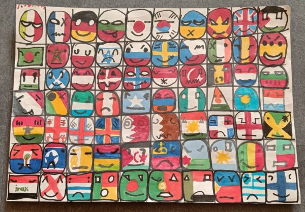Ein Raster aus handgezeichneten Gesichtern im Cartoon-Stil, die jeweils mit einer anderen Nationalflagge koloriert sind und diese repräsentieren. Die Gesichter zeigen verschiedene Ausdrücke und füllen die Seite in sieben Reihen, die verschiedene Länder aus der ganzen Welt darstellen.