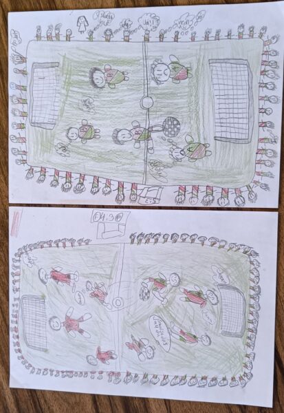 Gezeigt werden zwei kindliche, handgezeichnete Fußballspiele auf grünen Feldern. Beide zeigen Spieler in roten oder grünen Trikots, die einen Ball kicken, Tore an beiden Enden und eine Menge von Zuschauern, die die Felder umgeben. In beiden Zeichnungen sind Anzeigetafeln und Sprechblasen zu sehen.