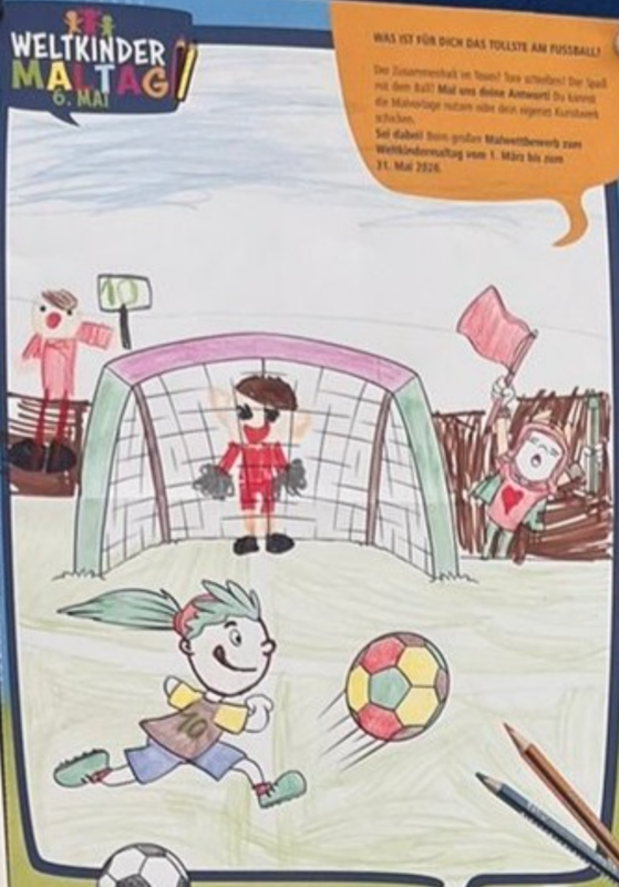 Eine bunte Kinderzeichnung zeigt drei Kinder, die in der Nähe eines Tores Fußball spielen. Ein Kind schießt einen Ball, ein anderes steht im Tor, und ein drittes jubelt mit erhobenen Armen. Auf einem Transparent steht "Weltkindertag 6. Mai" und ein gelber Kasten fragt nach den besten Dingen im Fußball.