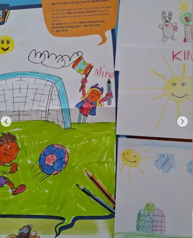Bunte Kinderzeichnungen: Eine Fußballszene mit einem lächelnden Jungen, der einen Ball in Richtung eines Tores schießt, einer Sonne am Himmel und einem Mädchen, das eine Flagge hält. Daneben sind drei kleinere Zeichnungen zu sehen: eine Sonne, ein Schmetterling, ein Regenbogen, grüne Hügel und das Wort "Kind".