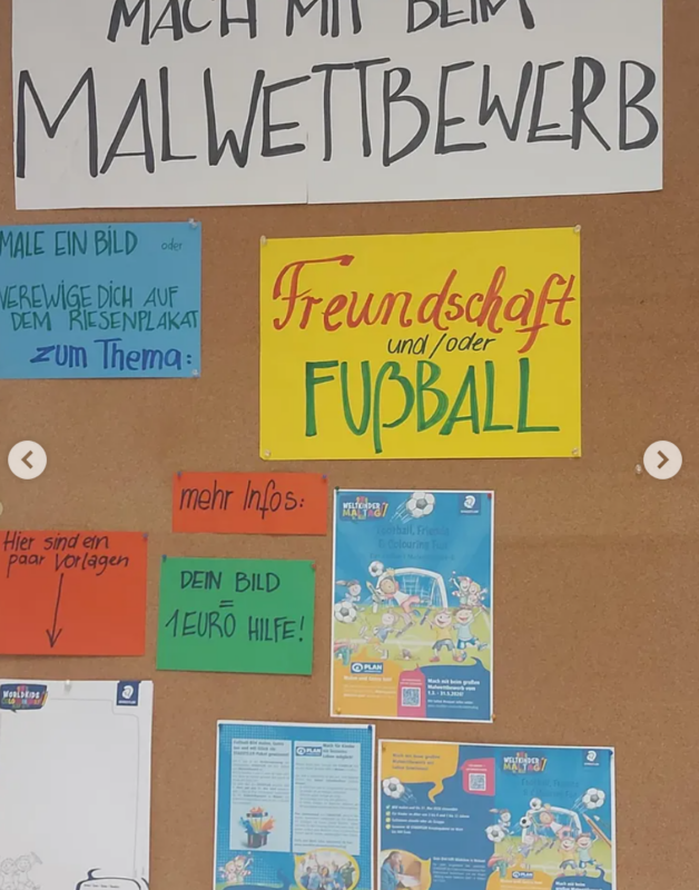 An einer Pinnwand hängen bunte Plakate, die zur Teilnahme an einem Malwettbewerb zum Thema "Freundschaft und/oder Fußball" einladen. Die Plakate enthalten Anleitungen, Themen und zusätzliche Informationen und sind mit einigen Skizzen und Flyern über den Wettbewerb versehen.