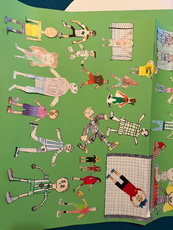Eine Collage von handgezeichneten Fußballspielern mit bunten Trikots und verschiedenen Posen ist auf einem grünen Hintergrund angeordnet. Einige spielen oder schießen Fußbälle, während andere in der Nähe von Tornetzen stehen oder Trophäen halten. Die Szene ist lebendig und spielerisch.