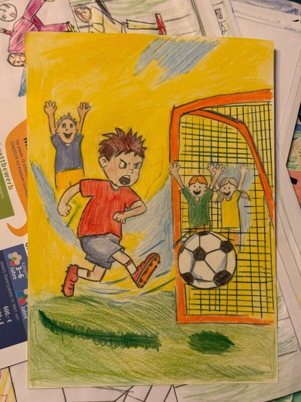 Ein Kind in einem roten Hemd und blauen Shorts schießt einen Fußball in Richtung eines Tores; der Ball geht gerade ins Tor. Drei jubelnde Kinder, zwei in Gelb und eines in Grün, stehen mit erhobenen Armen hinter dem Tornetz. Der Hintergrund ist leuchtend gelb mit blauen Akzenten.