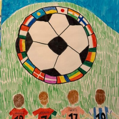 Ein großer Fußball mit Nationalflaggen bildet einen Ring über grünem Gras. Darunter stehen vier Kinder, von hinten gesehen, in Fußballtrikots mit der Aufschrift Musiala 10, Ronaldo 7, Wirtz 17 und Messi 10, die verschiedene Länder und berühmte Spieler repräsentieren.