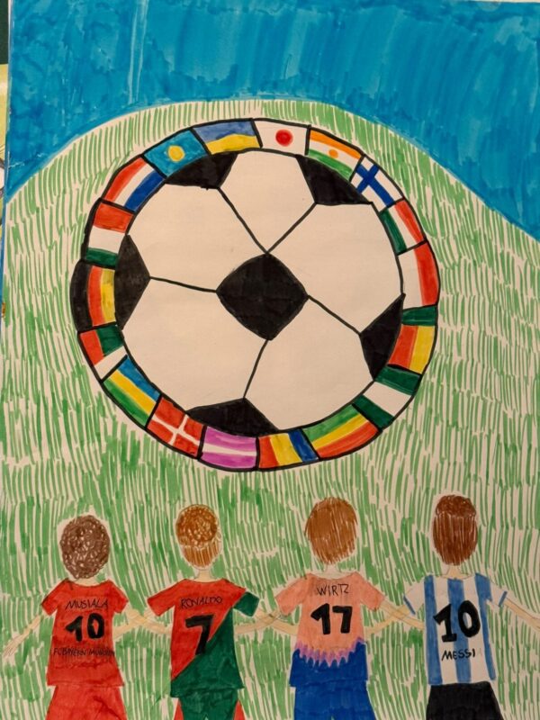 Ein großer Fußball mit Nationalflaggen bildet einen Ring über grünem Gras. Darunter stehen vier Kinder, von hinten gesehen, in Fußballtrikots mit der Aufschrift Musiala 10, Ronaldo 7, Wirtz 17 und Messi 10, die verschiedene Länder und berühmte Spieler repräsentieren.