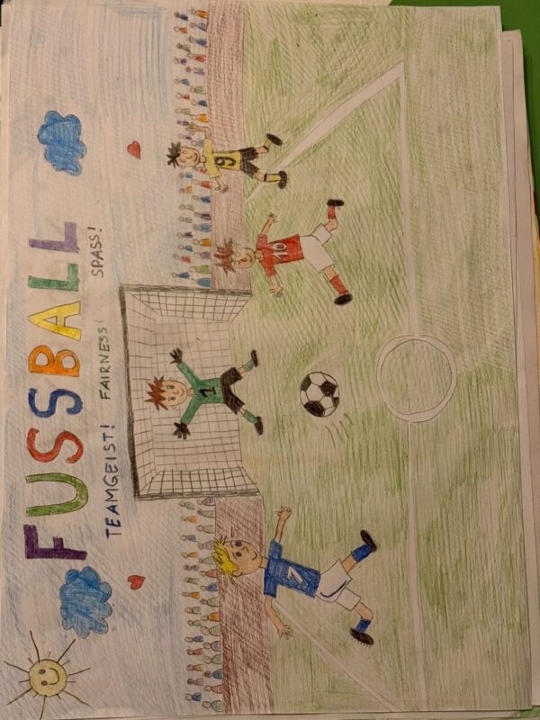 Eine bunte Kinderzeichnung zeigt drei Fußballspieler und einen Torwart auf einem Fußballfeld. Die Zuschauer füllen die Tribüne. Das Wort FUSSBALL in großen Buchstaben und TEAMGEIST-FAIRNESS-SPASS! erscheinen auf der linken Seite. Die Spieler tragen rote, gelbe und blaue Trikots.
