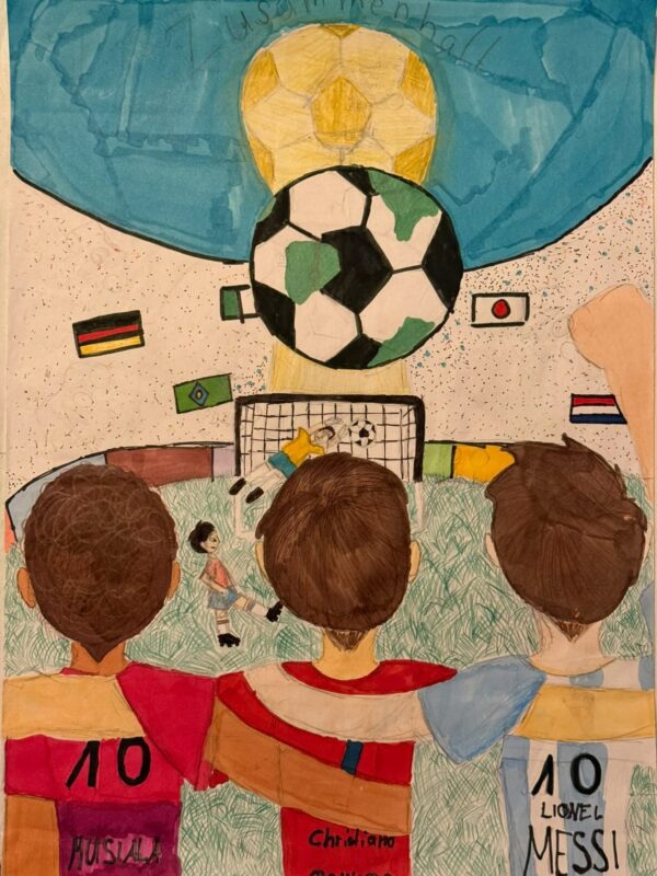 Drei Jungen in Fußballtrikots - einer mit der Aufschrift HUSAINA, ein anderer Christiano und der letzte LIONEL MESSI - stehen vor einem Fußballtor. Darüber schweben Fahnen und zwei große Fußbälle, und ein Torwart versucht, einen Schuss zu parieren. Ein blauer Himmel füllt den Hintergrund.