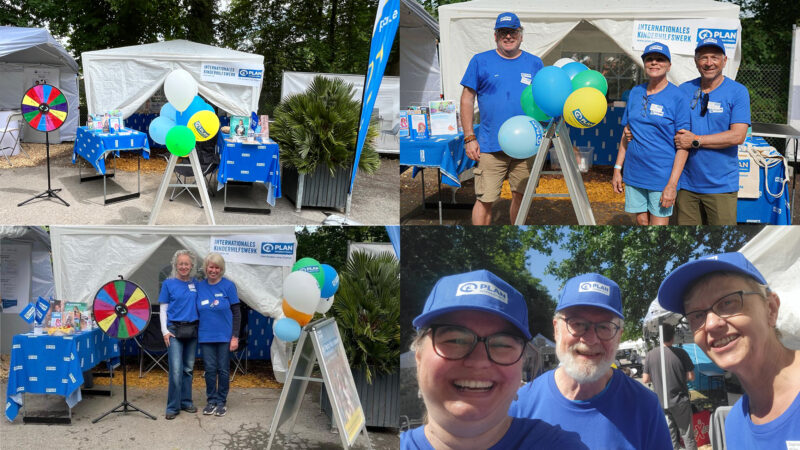 Eine Collage aus vier Fotos zeigt Menschen an einem Stand im Freien mit blauen „Plan International“-Schildern, Luftballons und einem Glücksrad. Freiwillige in blauen Hemden und Mützen lächeln in die Kamera oder stehen neben dem Stand, der von einem weißen Zelt überdacht ist.