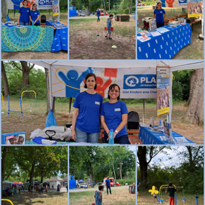 Eine Collage zeigt Menschen bei einer Veranstaltung im Freien mit Aktivitätsständen, Tischen mit blauen „PLAY International“-Bannern, Mitarbeitern in blauen Hemden, spielenden Kindern und Zelten, die zwischen Bäumen in einer parkähnlichen Umgebung aufgestellt sind.