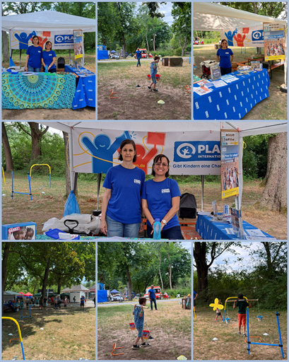 Eine Collage zeigt Menschen bei einer Veranstaltung im Freien mit Aktivitätsständen, Tischen mit blauen „PLAY International“-Bannern, Mitarbeitern in blauen Hemden, spielenden Kindern und Zelten, die zwischen Bäumen in einer parkähnlichen Umgebung aufgestellt sind.