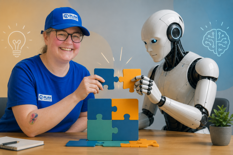 Eine lächelnde Person in einem blauen Hemd und einer Mütze sitzt neben einem humanoiden Roboter. Beide setzen an einem Tisch bunte Puzzleteile zusammen. An der Wand dahinter sind Abbildungen von Glühbirnen und Gehirnen zu sehen, die die Zusammenarbeit zwischen menschlicher Kreativität und künstlicher Intelligenz verdeutlichen.