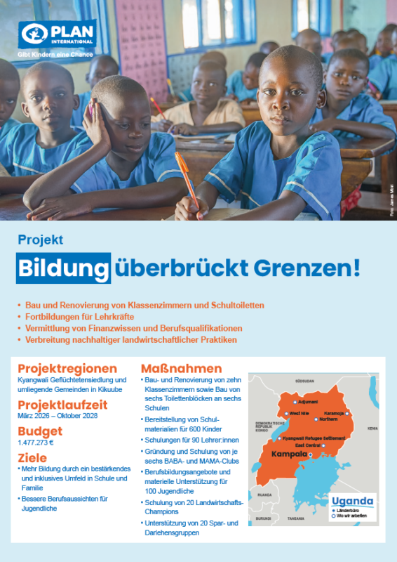 Mehrere afrikanische Kinder in blauen Uniformen sitzen an Holzpulttischen in einem hellen Klassenzimmer; einige heben die Hand. Darunter beschreibt ein deutscher Text ein Bildungsprojekt, listet Regionen in Uganda sowie die Ziele auf und zeigt eine Karte, auf der die Projektstandorte orange markiert sind.