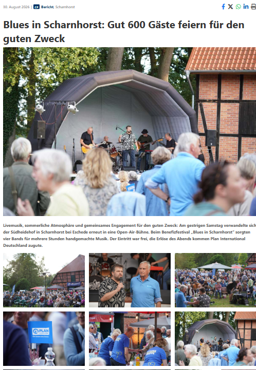 Bei einer Sommerveranstaltung tritt eine Band auf einer Open-Air-Bühne vor einem sitzenden Publikum auf. Die umliegenden Fotos zeigen Menschen, die sich unterhalten, Stände und Veranstaltungsbanner, wobei die Gäste neben Backsteingebäuden und Bäumen Live-Musik, Essen und Getränke genießen.