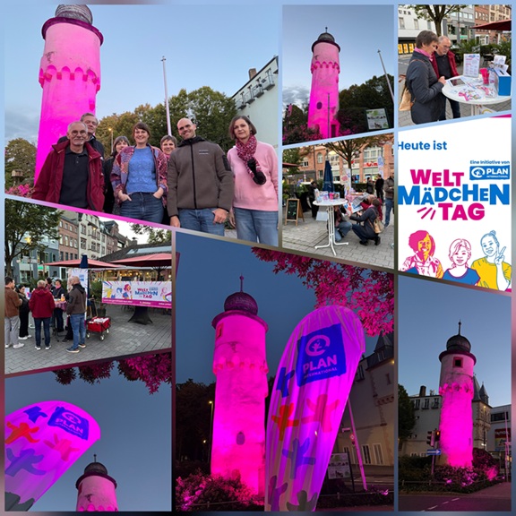 Eine Collage zeigt einen Turm, der anlässlich des Internationalen Mädchentags in leuchtendem Rosa beleuchtet ist. Die Fotos zeigen eine Gruppe lächelnder Menschen vor dem Turm, Veranstaltungsstände mit dem Logo von Plan International sowie eine Grafik mit der Aufschrift Welt-Mädchentag.